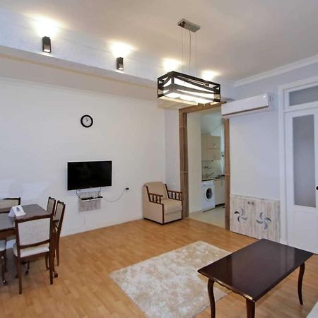 Sunny Apartment In The Center Erevan Exterior foto