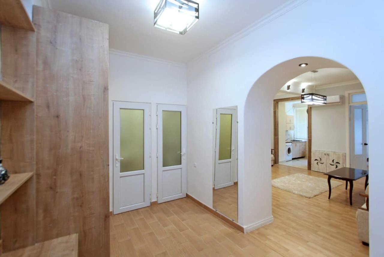 Sunny Apartment In The Center Erevan Exterior foto
